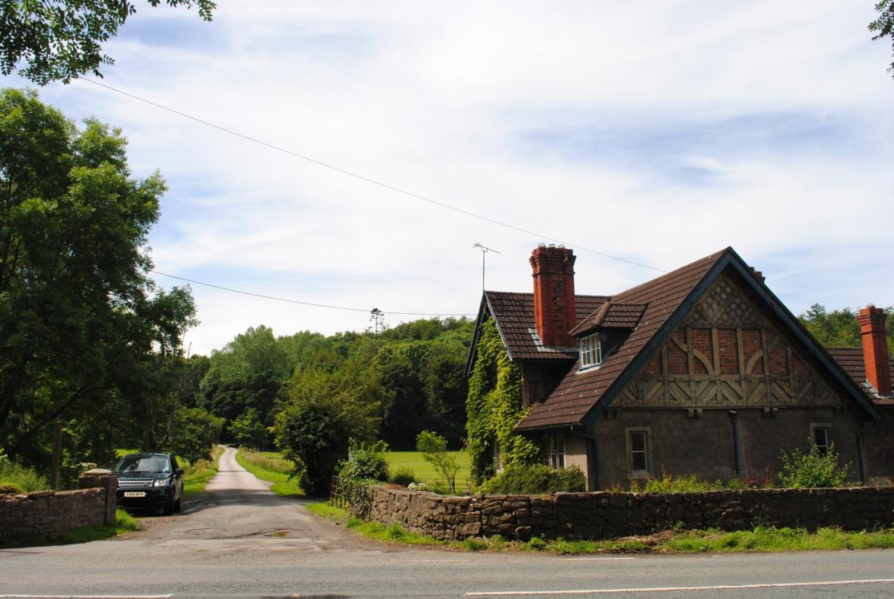 Penbedw Uchaf Estate - Rural Retreats, Tennis 몰드 외부 사진